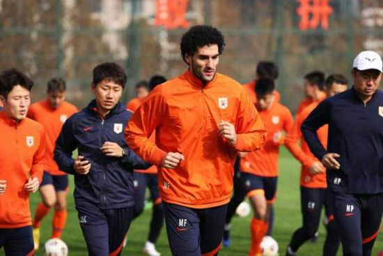 2，这部电影一格一格地抄袭法西斯——谈《黑太阳731》、《希特勒传》、《钢琴师》等影片对于《帝国陷落》这部电影的争论，引出的是一个老问题：法西斯如何在美学中进行呈现？在这个问题中，我们又最常遇到一个情景是：电影技术遇到了历史上的法西斯暴力。